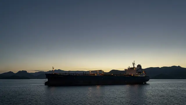 EUA encerram isenção para petróleo russo — mercado testa resiliência global