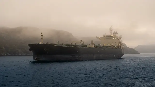 Petróleo tomba 4,5% sob o peso de rumores sobre acordo Irã-EUA
