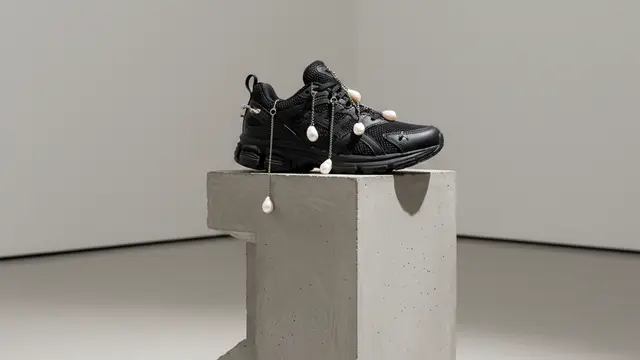 Pérolas e piercings no pé: a ASICS flerta com a alta-costura