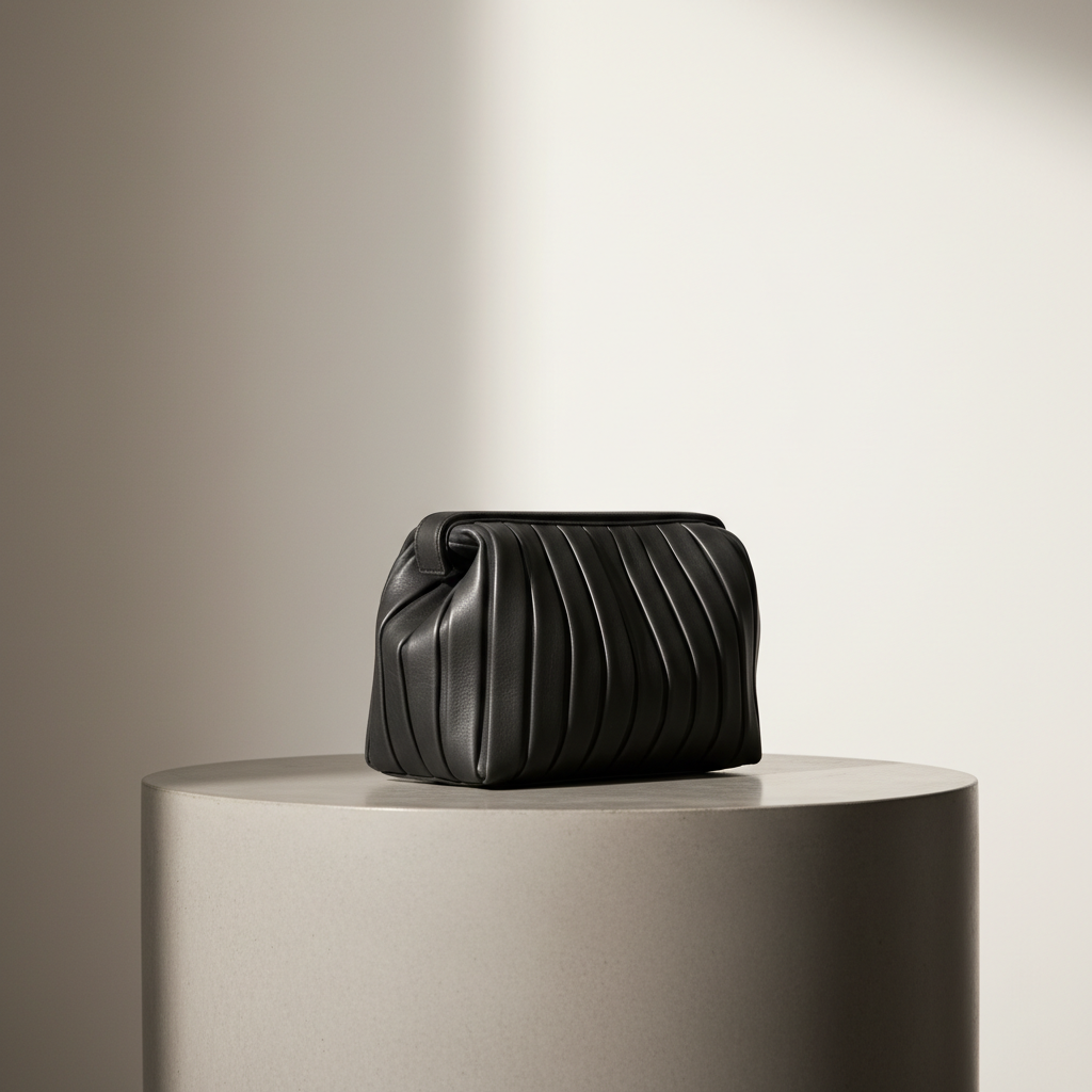 Issey Miyake dobra o couro: a nova geometria do acessório