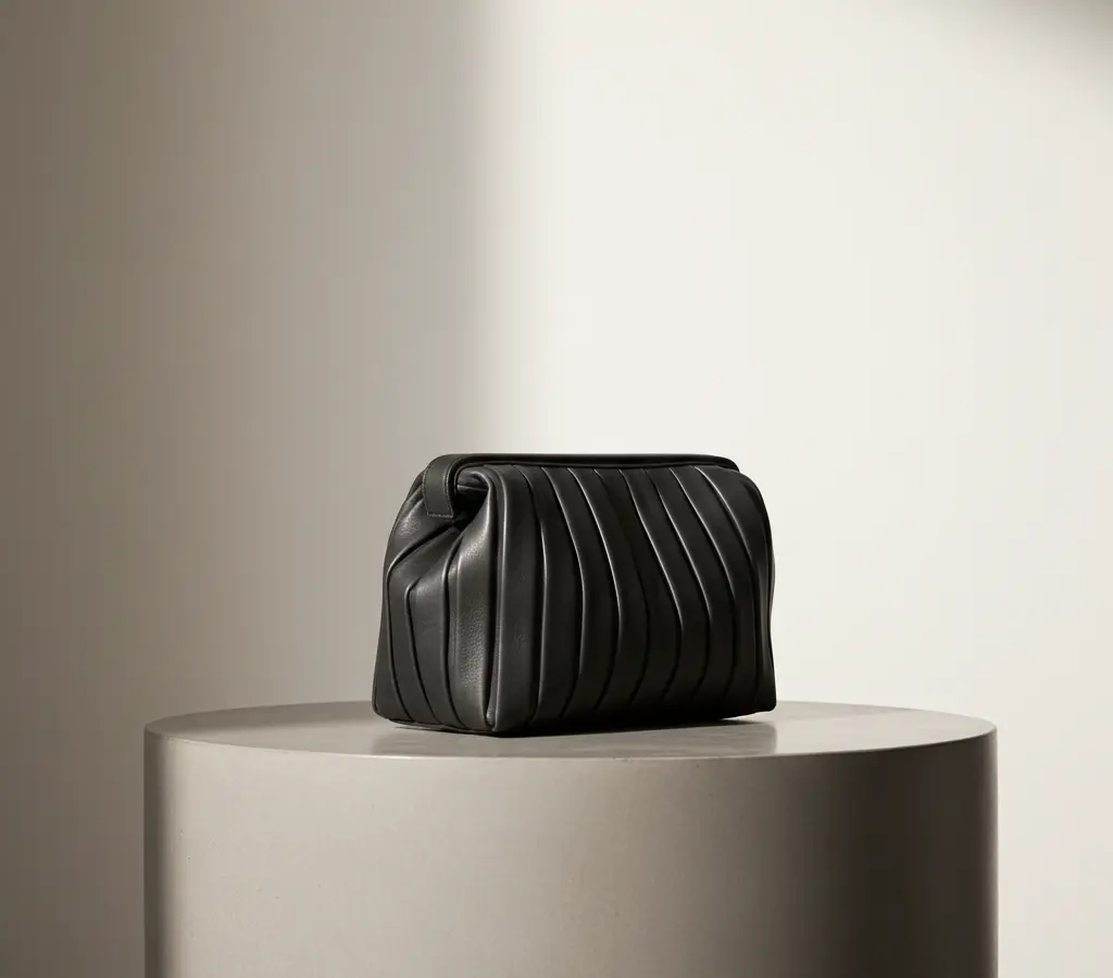 Issey Miyake dobra o couro: a nova geometria do acessório