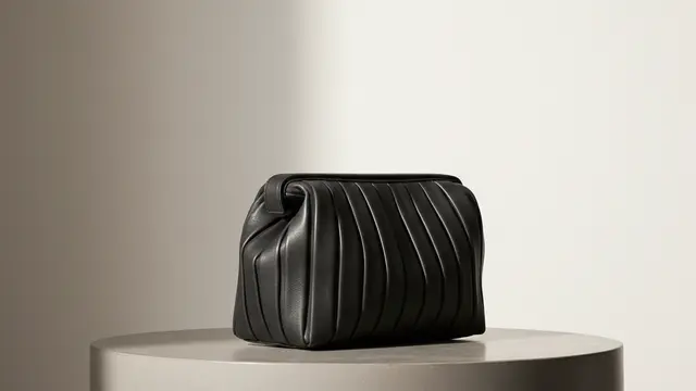 Issey Miyake dobra o couro: a nova geometria do acessório