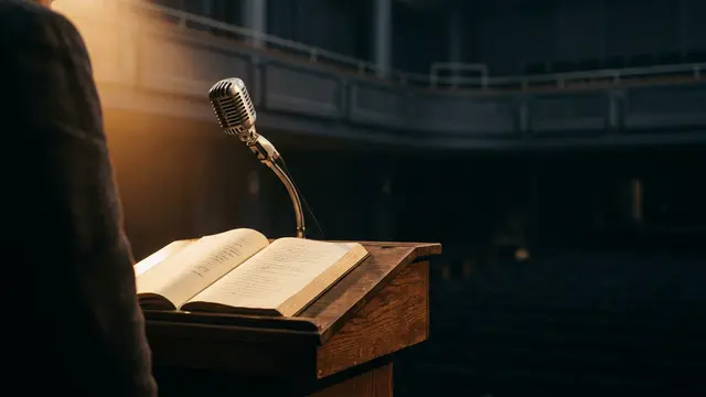 Sasha Debevec-McKenney conquista o Prêmio Dylan Thomas — a poesia como antídoto