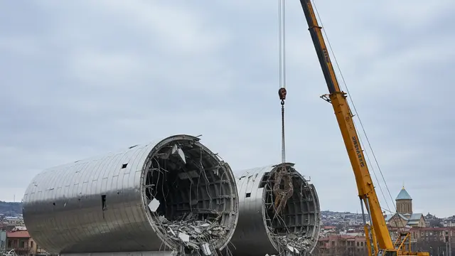A Geórgia demole um símbolo: o fim dos 'Tubos de Rike'