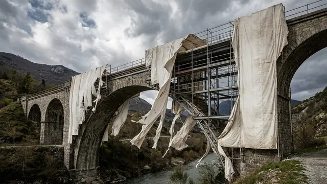 Ventos de Paris testam a resiliência da arte pública de JR