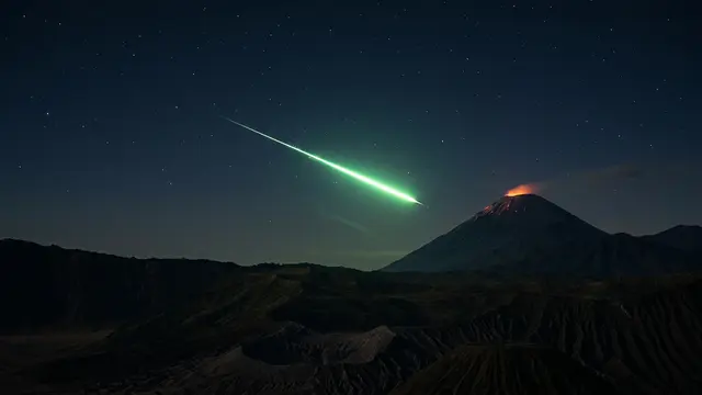 Meteoro verde cruza céu das Filipinas durante erupção do Monte Mayon