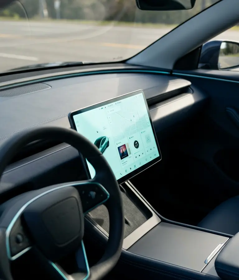 Rivian descarta botões e CarPlay para apostar em sistema operacional proprietário