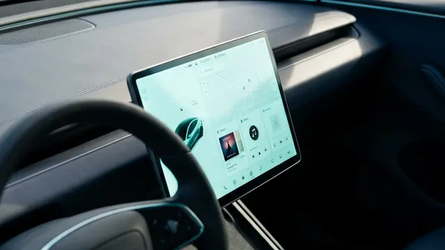 Rivian descarta botões e CarPlay para apostar em sistema operacional proprietário