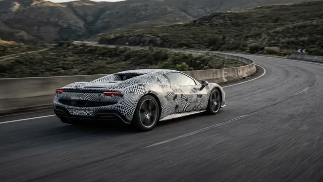 Ferrari prepara estreia do primeiro elétrico; protótipo ‘Luce’ é flagrado em testes