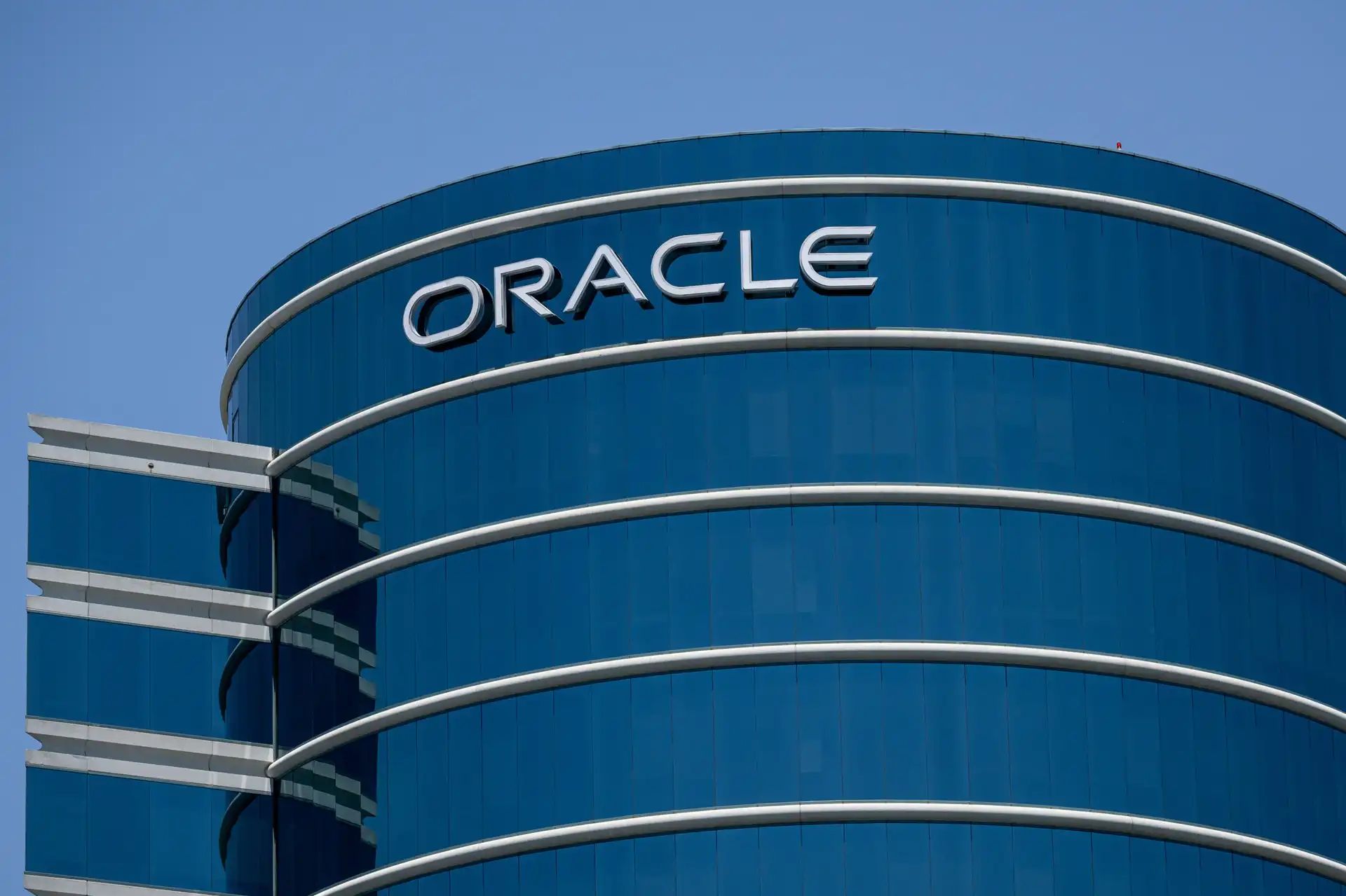 Oracle corta 21 mil postos de trabalho enquanto redireciona capital para IA