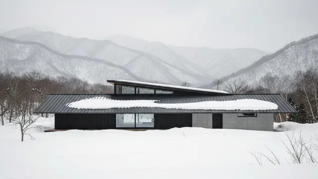 Telhado Inclinado Maximiza Vistas e Protege Contra Neve no Japão
