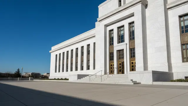 Warsh sob pressão: Juros sobem e inflação global desafia o Fed