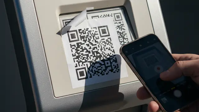 Adesivo sobre adesivo: o golpe do QR code se esconde à vista de todos