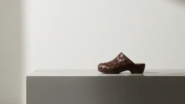 O DNA da Bottega Veneta, agora num clog de US$ 1.350