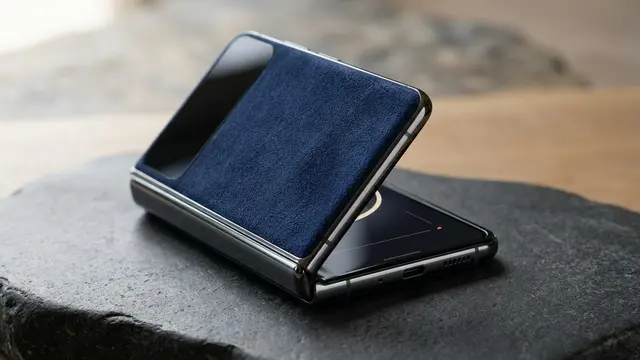 Motorola Razr Ultra aposta no design tátil para desafiar a hegemonia dos dobráveis