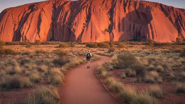 Uluru não se escala mais: agora, se caminha ao lado