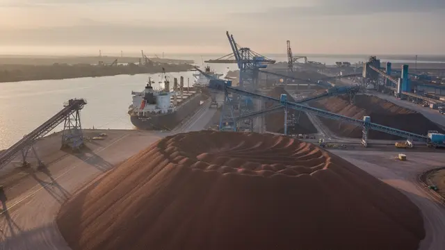 Minério de ferro: o cabo de guerra entre oferta e estoques na China