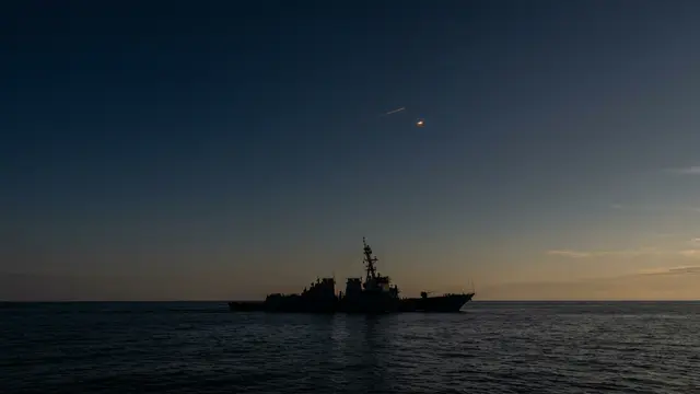 EUA atingem alvos militares no Irã após ameaças no Estreito de Ormuz
