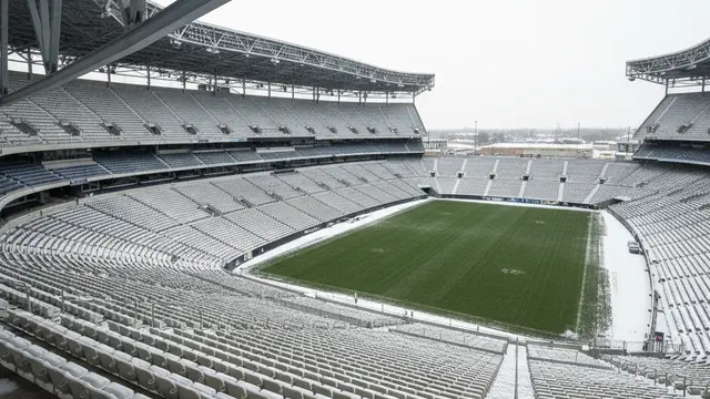O estádio que abraça a neve e divide a torcida