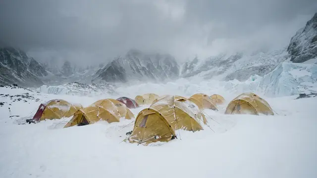 Everest encerra temporada oficial — mas quatro escaladores permanecem presos no Campo 2