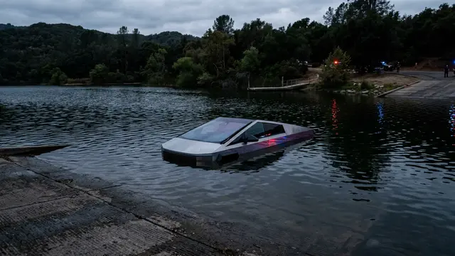 Dono de Cybertruck termina preso após testar modo de submersão em lago — e falhar