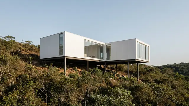 SET Arquitectura eleva residência modular em colina de Córdoba — e preserva o terreno