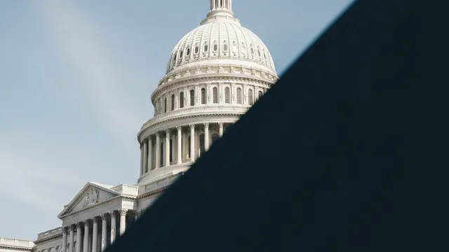 Jeffries: Democracia e Dignidade Sob Ameaça de Trump