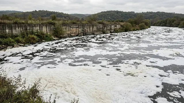 Espuma tóxica no Rio Tietê expõe falha crônica no saneamento de São Paulo