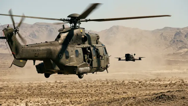 Marines testam helicópteros como centros de comando para drones FPV em voo