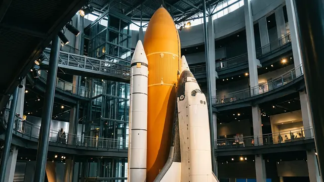 California Science Center exibe Endeavour na configuração vertical de lançamento
