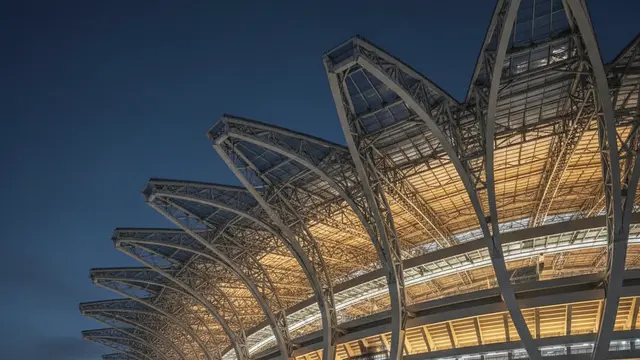 O estádio-lótus que desafiou o aço e se abriu para a cidade