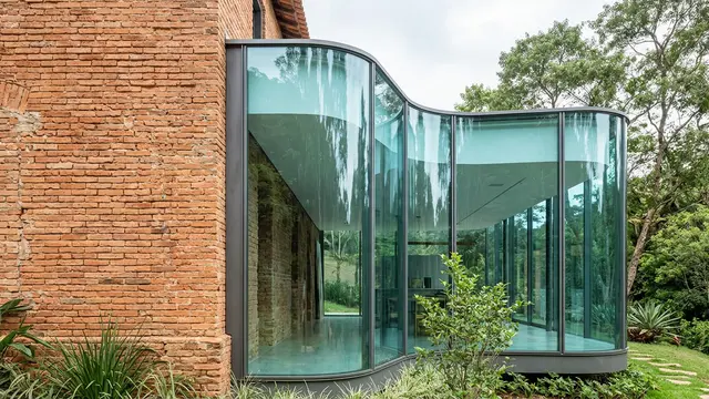 Giannone Petricone integra vidro sinuoso à Snider House de 1828