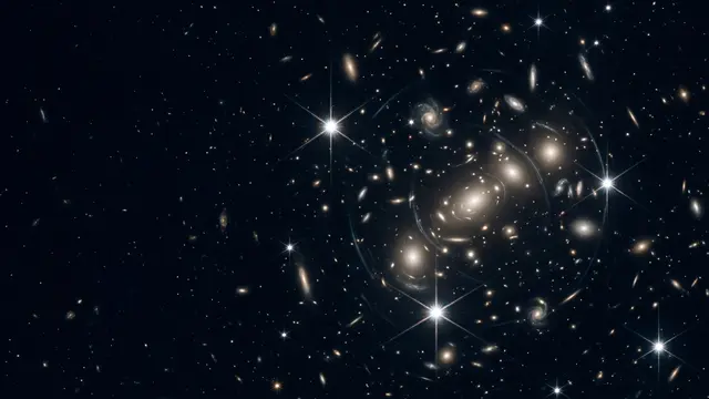 Hubble revela aglomerado galáctico a quatro bilhões de anos-luz