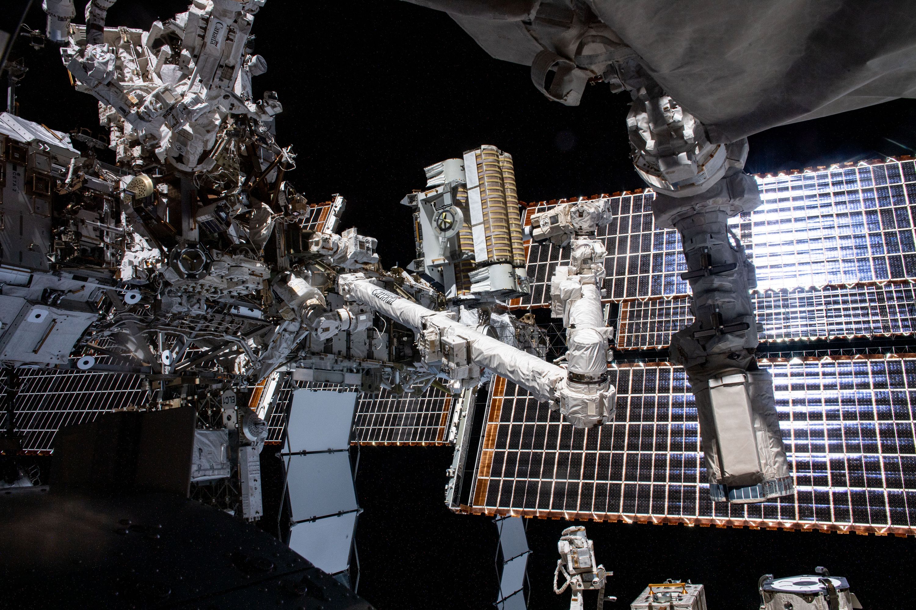 Novos painéis solares aumentam em até 30% a energia da Estação Espacial