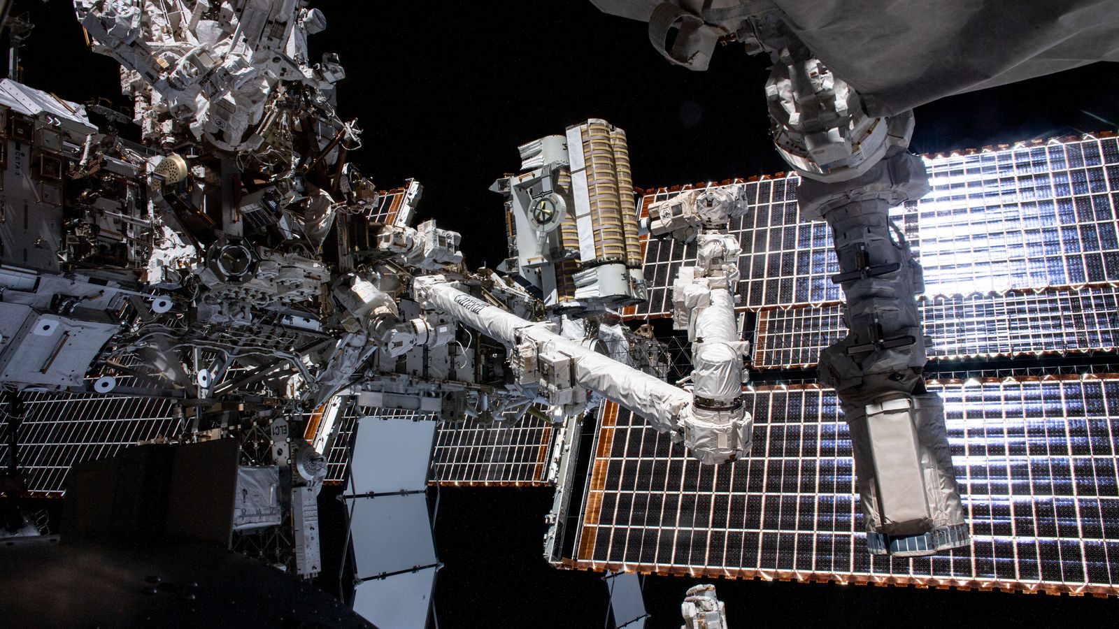 Novos painéis solares aumentam em até 30% a energia da Estação Espacial