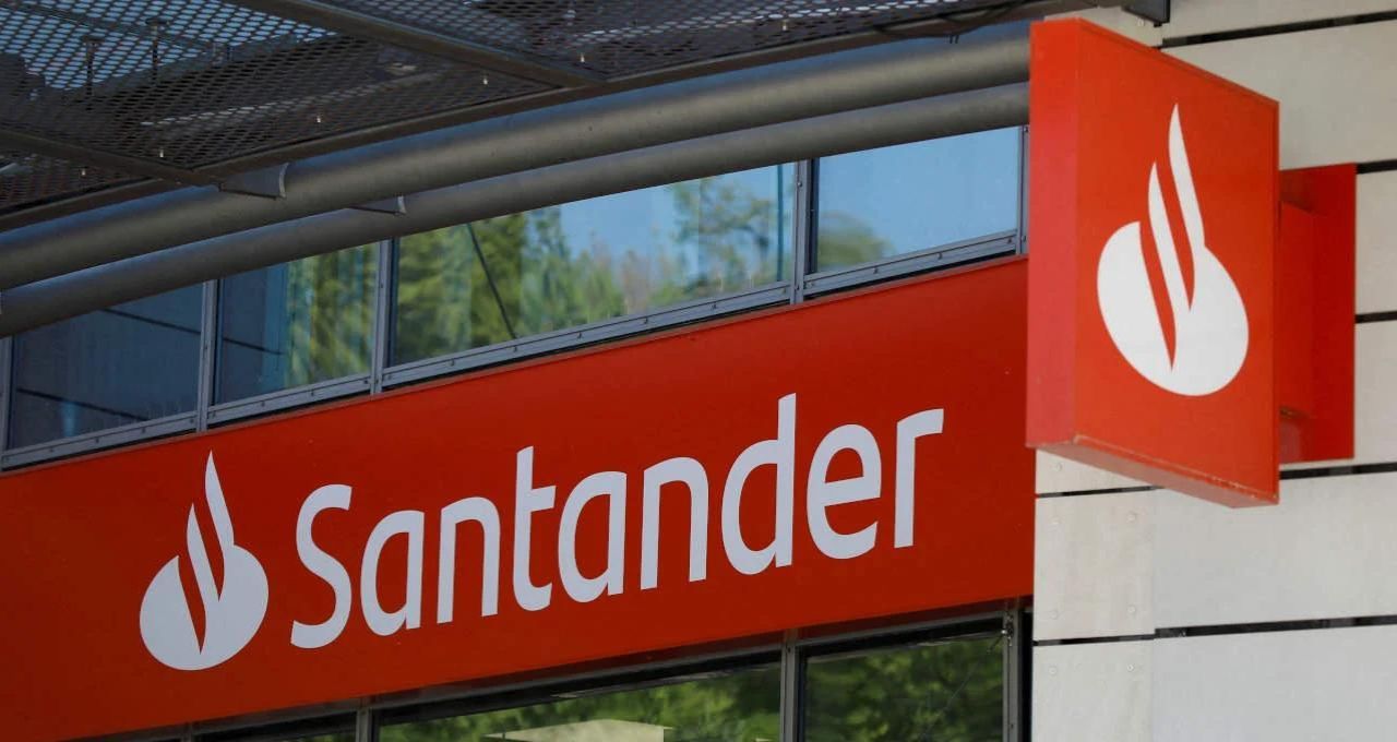 Santander negocia saída de até 3.000 funcionários na Espanha em meio à transição para IA