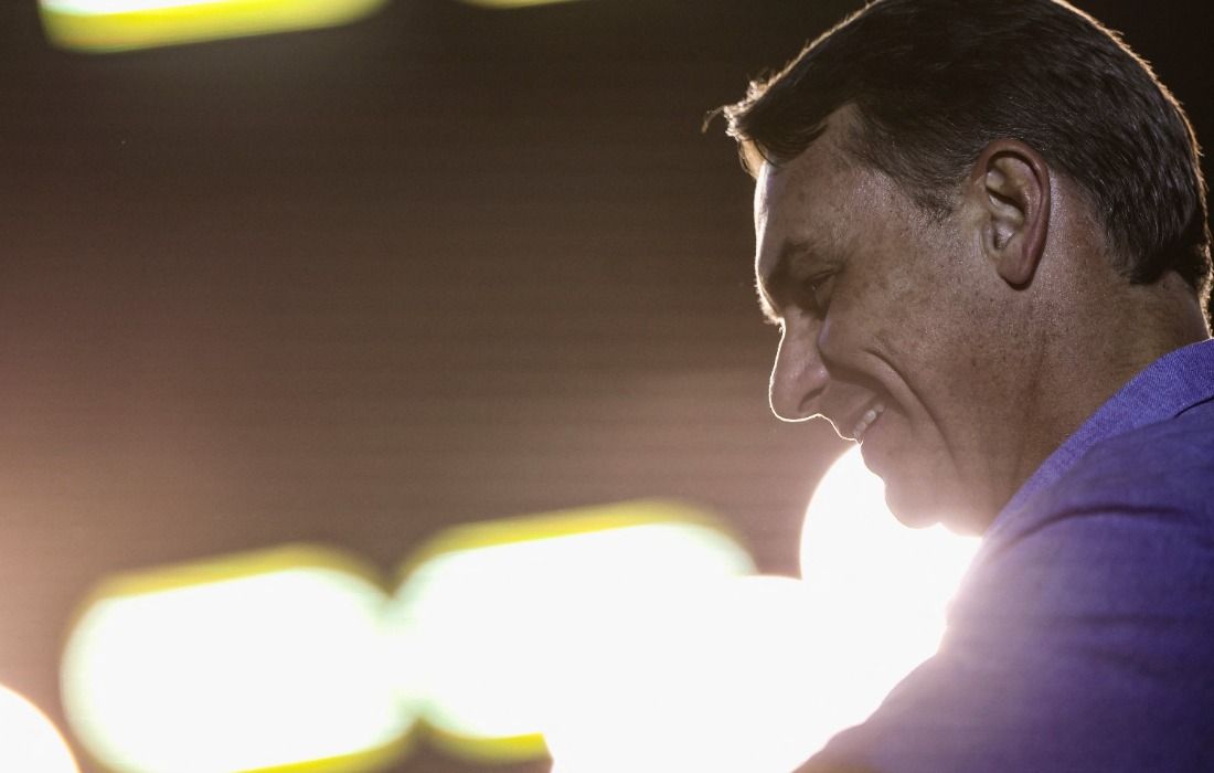Flávio Bolsonaro ironiza jatinho; Moraes e Vorcaro entram na mira
