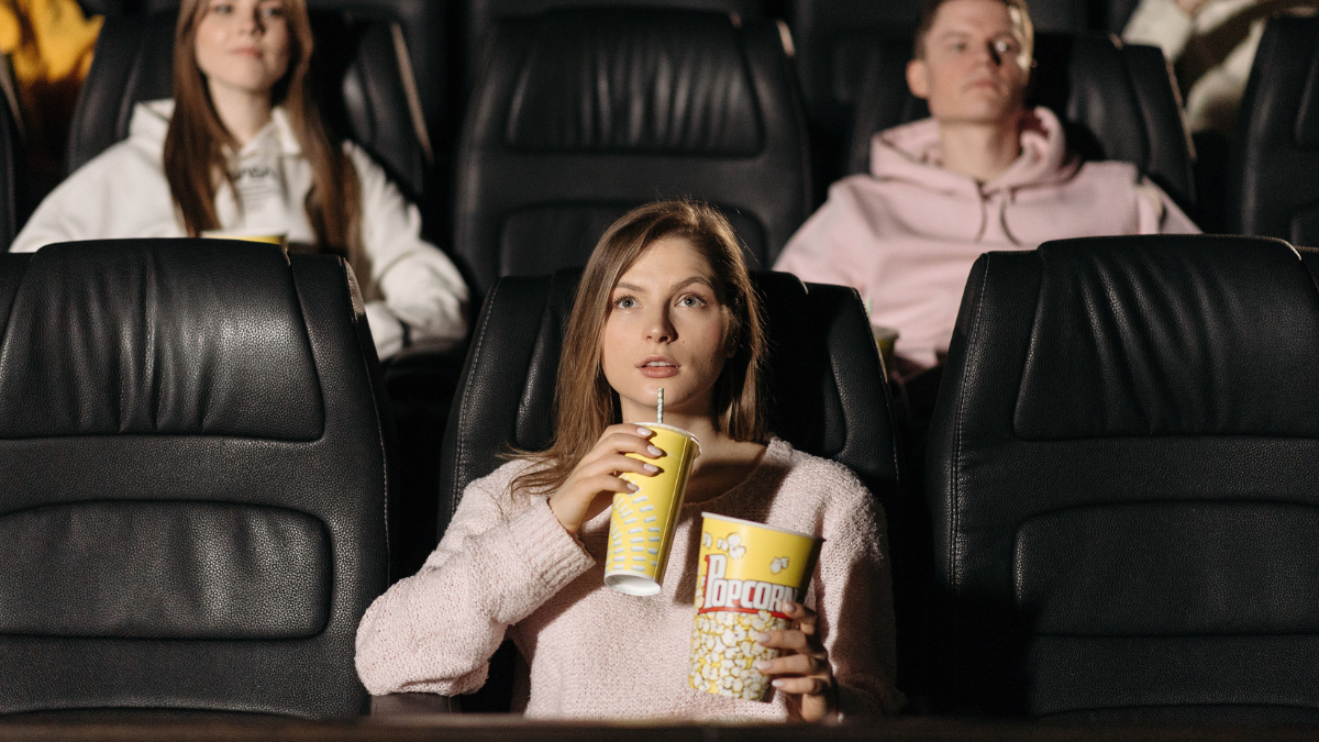 Geração Z impulsiona salas de cinema e lidera rotatividade de assinaturas