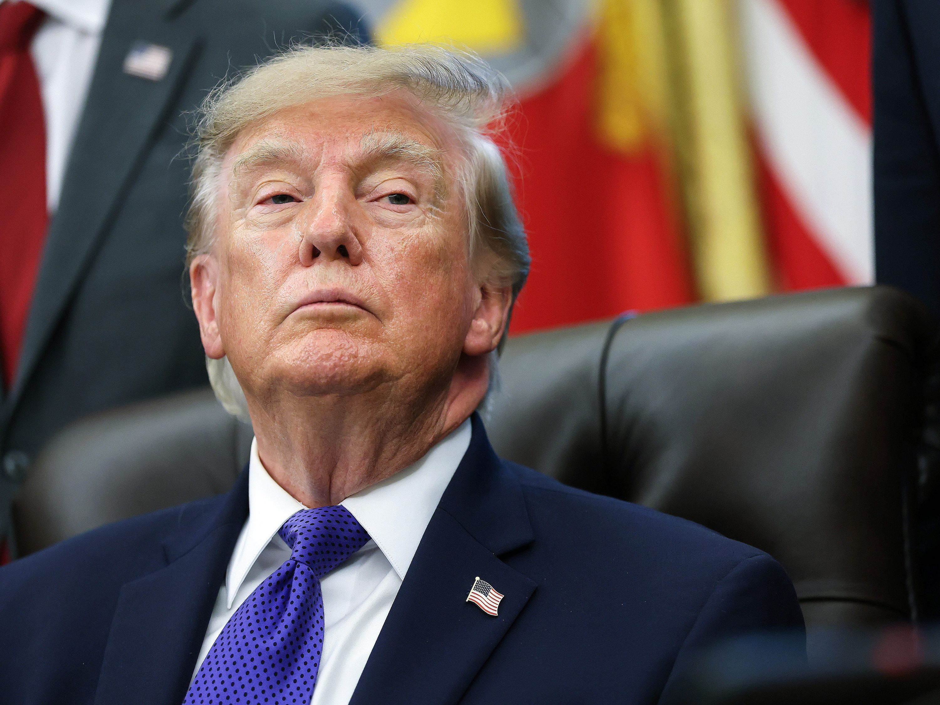 Trump envia cheques de US$ 90 a 20 milhões de idosos nos EUA