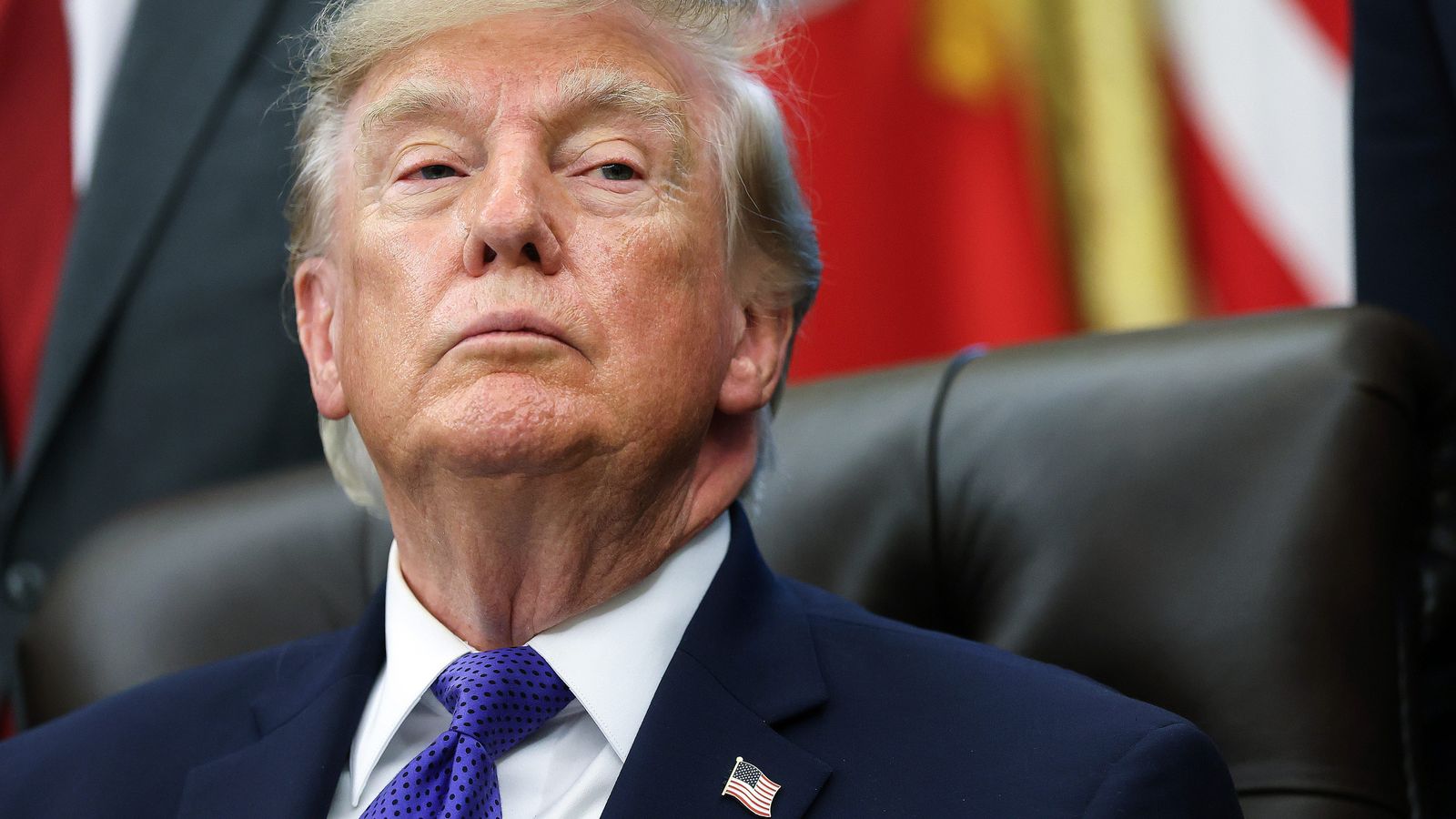 Trump envia cheques de US$ 90 a 20 milhões de idosos nos EUA