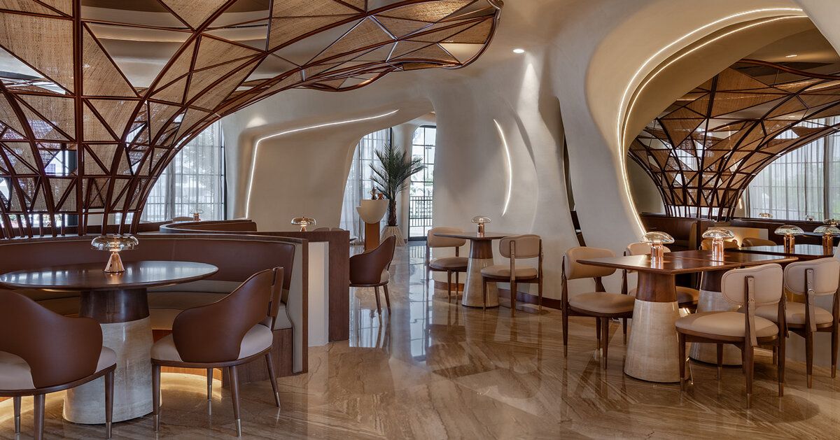 A sela e o gesso: a arquitetura em Abu Dhabi aprende a sussurrar