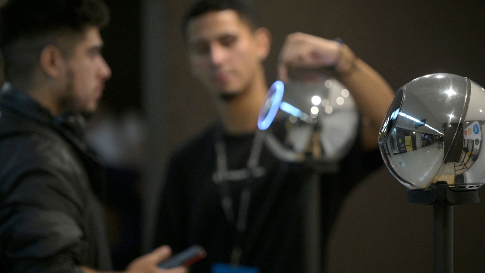 Tools for Humanity corta equipe e tenta provar viabilidade do Orb