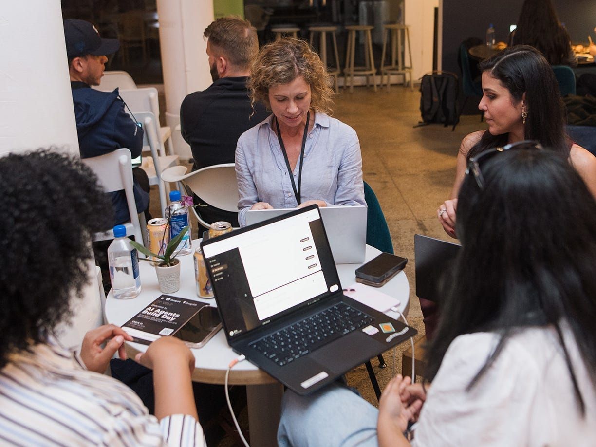 Hackathons superam happy hours: o novo networking é aprender IA