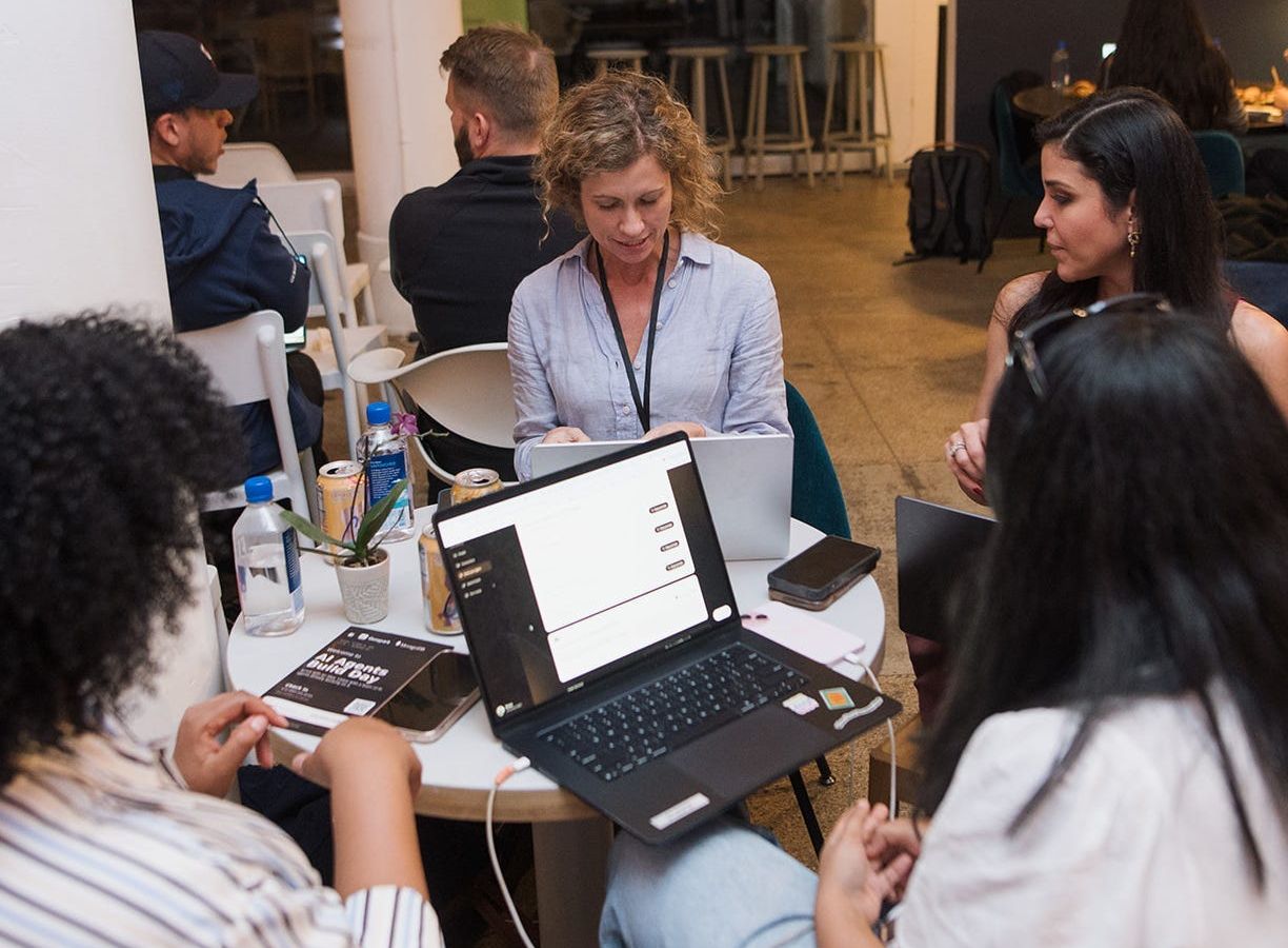 Hackathons superam happy hours: o novo networking é aprender IA