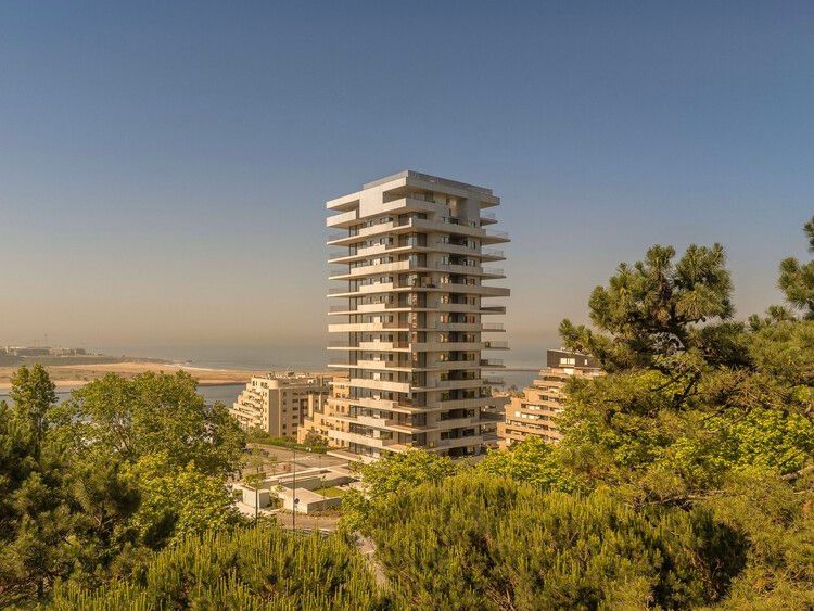 Miramar Tower: Arranha-céu de 15 andares abraça o mar com varandas de 200m²