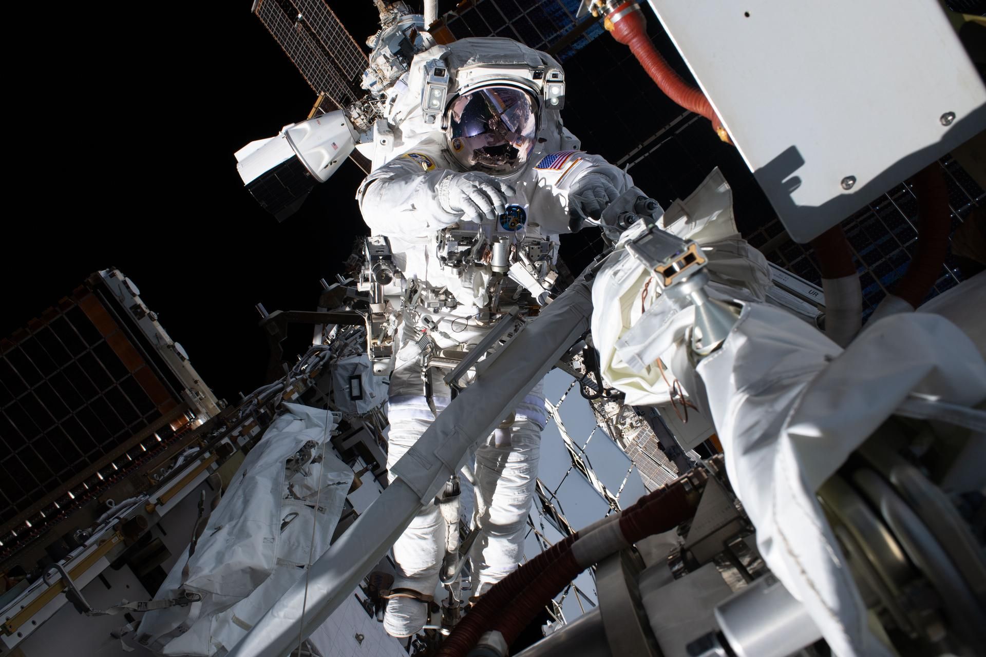 NASA antecipa caminhadas espaciais para reforçar energia da ISS