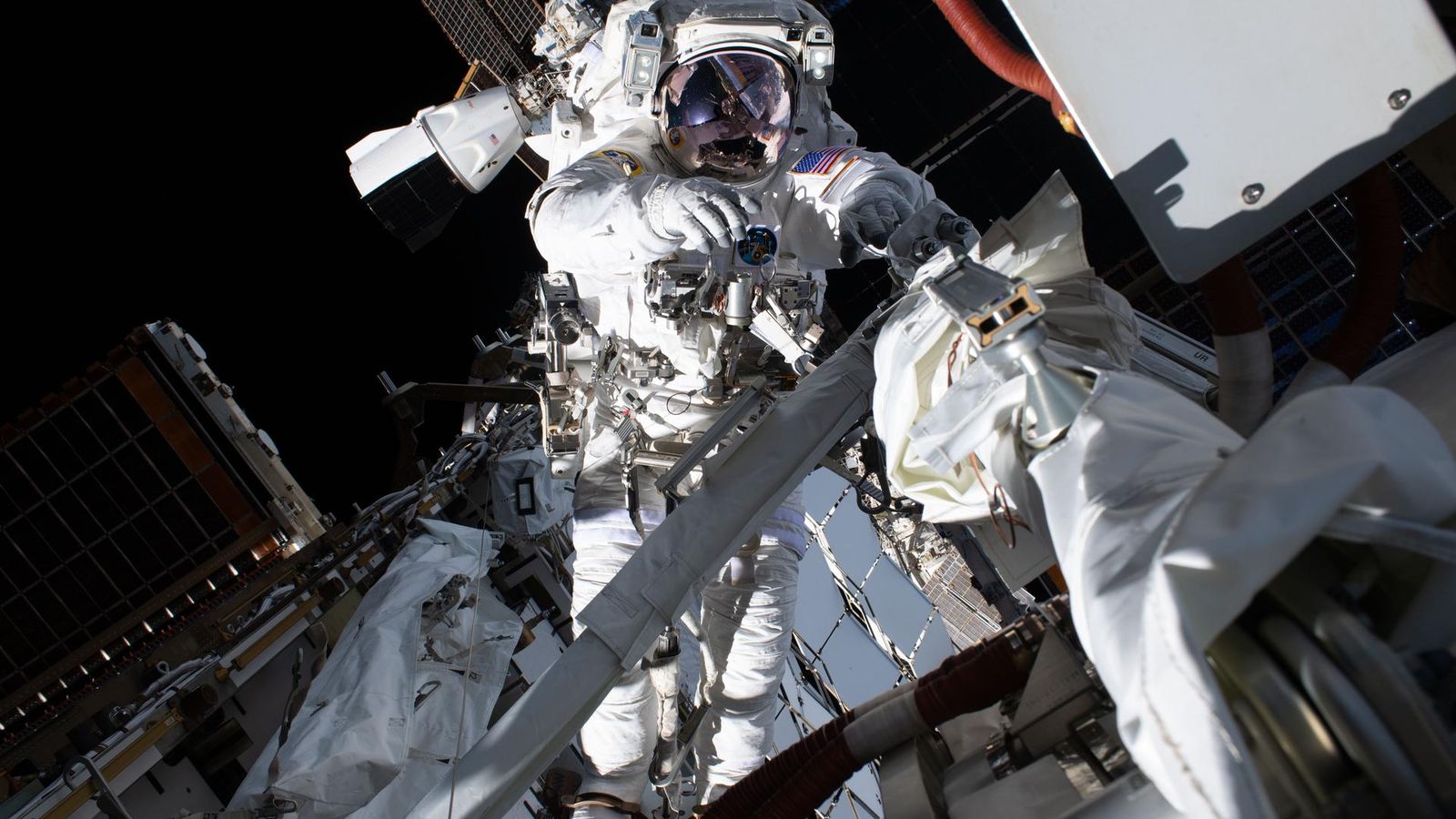 NASA antecipa caminhadas espaciais para reforçar energia da ISS