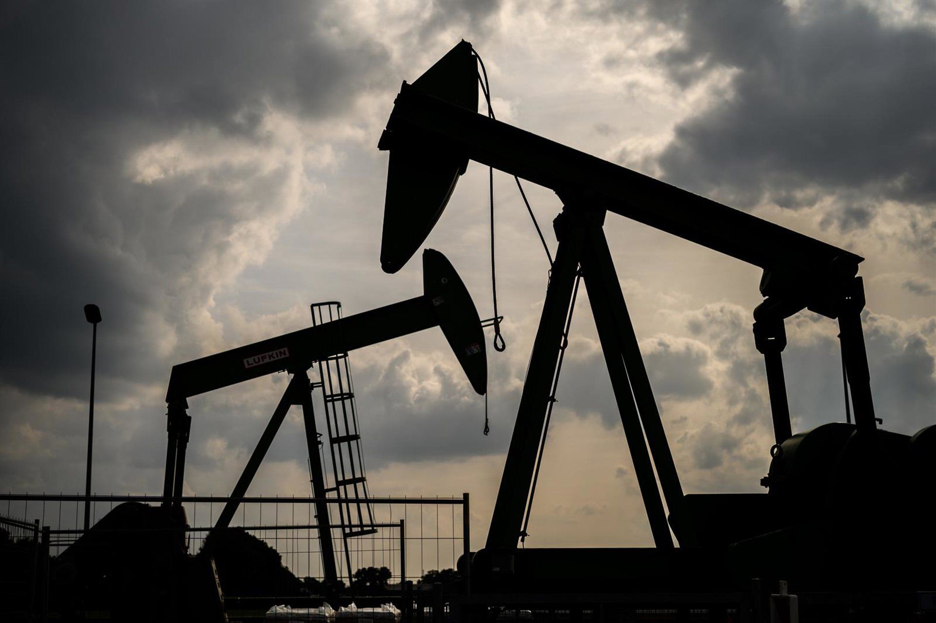 Brent volta a US$ 100 apesar de liberação de reservas e maior fluxo de petróleo