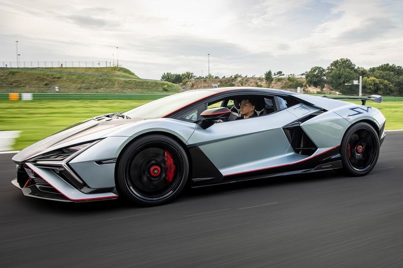 Lamborghini Revuelto SV: Acelera V12 híbrido com IA e freios de F1