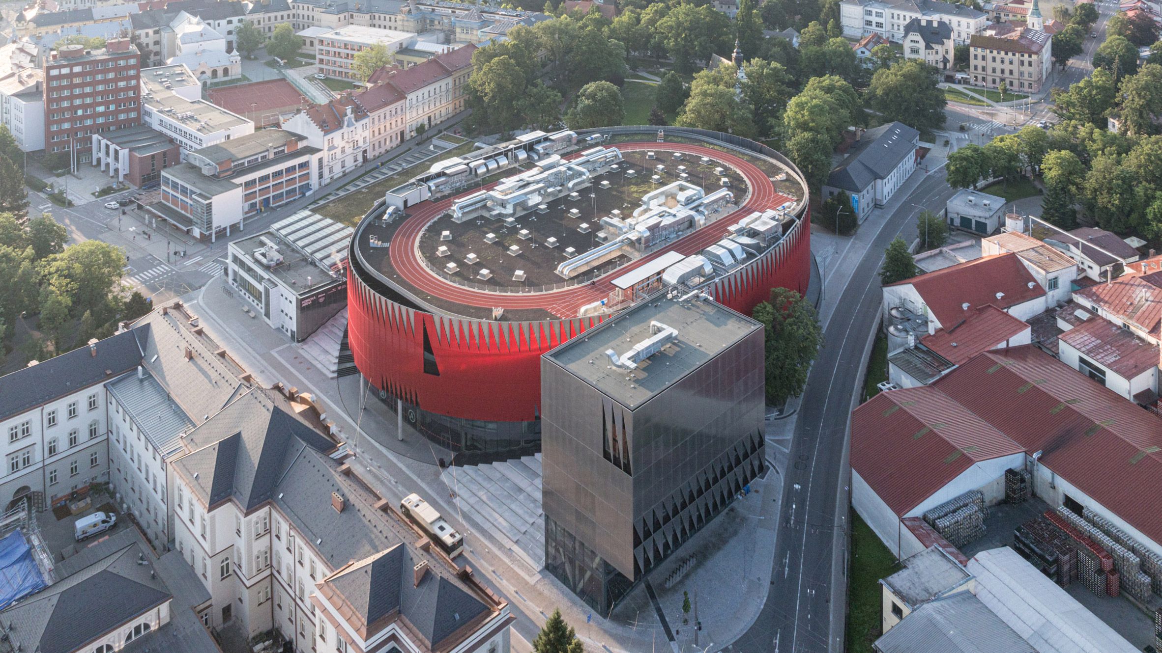 Vermelho: a cor que pulsa nos edifícios e na alma